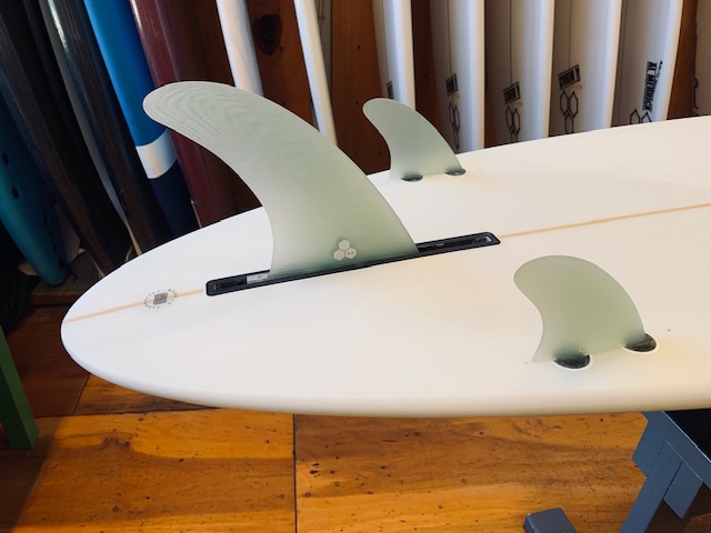 ミッドレングスのNEWボードとフィンセッテイング | サーフィンスクール 